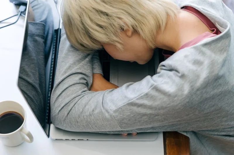 The Mental Slowdown You're Calling 'Getting Older' Might Just Be Years of Bad Sleep Catching Up
